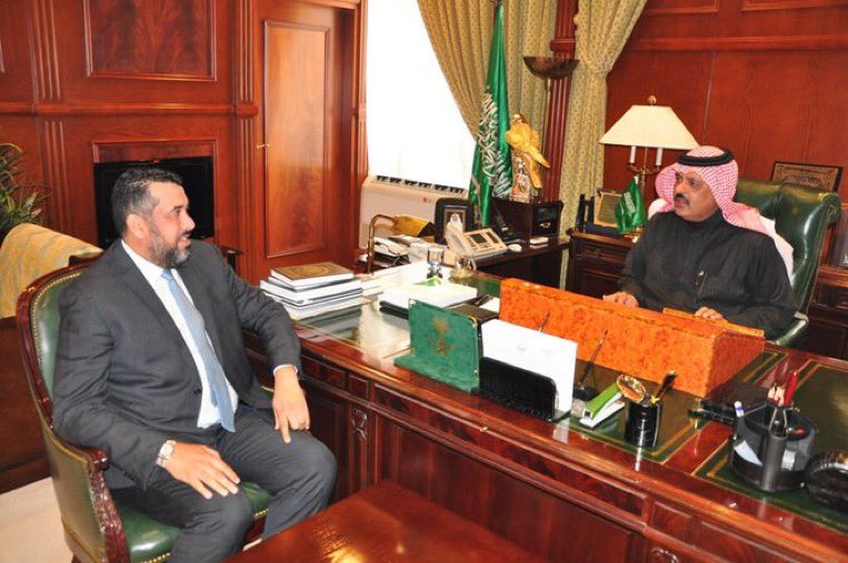 malarab1's tweet photo. قراءة في أوراق فارس حائل وقائد التحول

د. محمد العرب

بعد غياب دام خمس سنوات عن آخر زيارة لي إلى حائل، وجدت نفسي ضيفاً على ناديها الأدبي، حيث أخذني الدكتور نايف المهيلب، رئيس النادي، في جولة معرفة واستكشاف شملت المدينة ومراكزها القريبة وكانت تلك الجولة بمثابة فرصة للتأمل في تحولاتها، وحينها وجب أن أضع شهادتي للتاريخ. في قلب الجزيرة العربية، تتألق حائل كجوهرة تلمع بين جبالها، مدينة حملت عبق التاريخ، لكنها تنبض بروح الحداثة والنهضة في عهد أميرها عبد العزيز بن سعد بن عبد العزيز آل سعود.
هذا الأمير لم يكن قائداً عابراً يحمل أعباء الإمارة فحسب، بل فارسٌ ذو رؤية، قاد حائل بحكمة الأديب وحنكة القائد ليبدع في تحويل المدينة إلى مركز حضاري يضاهي كبرى المدن، مستنداً إلى إرث تاريخي عميق، ومتصالحاً مع تحديات الحاضر والمستقبل ، نهجه لم يكن مجرد تخطيط للمشاريع، بل كان صياغة لمستقبل يعكس تطلعات رؤية المملكة 2030، حيث استطاع أن يجسد نهضة متكاملة تمتد عبر مجالات البنية التحتية، والثقافة، والتعليم، والاقتصاد.
لقد خطت حائل خطوات جبارة في عهده، حيث أطلق مشاريع تنموية كبرى تعزز من جودة حياة السكان، ولم تقتصر إنجازاته على تحديث الطرقات أو إنشاء المرافق فحسب، بل أولى اهتماماً خاصاً بالإنسان، بوصفه العنصر الأهم في معادلة النهضة. دعم الأمير عبد العزيز للثقافة والتعليم كان واضحاً وجلياً ، حيث شهدت المدينة نهضة تعليمية ملحوظة، وازدهرت الأنشطة الثقافية والفنية، ليصبح للنادي الأدبي وللفعاليات الثقافية والرياضية حضور بارز، يشد الانتباه ويجذب الشباب للإبداع والمشاركة المجتمعية الفعالة.
الأمير عبد العزيز ليس مجرد أمير حاكم، بل هو شاعر وأديب أيضاً ، تتجلى بلاغته في كلماته التي تلامس القلوب قبل الآذان ، يتحدث كشاعر عاشق لحائل، وكقائد يحرص على نهضتها ، تلك الروح الأدبية التي تسكن فيه تُضفي على كلماته بُعداً آخر من الحكمة، فهو القادر على الجمع بين الحزم والعاطفة، بين صلابة القيادة ورقة الشعر ، وقد عكست قصائده حب الوطن والتزامه بقيمه، لتصبح مصدر إلهام لأبناء حائل، تشجعهم على مواجهة التحديات وتحقيق الإنجازات.
إن الحديث عن الأمير عبد العزيز بن سعد هو حديث عن قائد استطاع أن يمزج بين أصالة القيم وجسارة الطموح، ليقدم نموذجاً فريداً في القيادة والتنمية. بفضل رؤيته المتبصرة وحكمته، استطاعت حائل أن تتحول إلى وجهة حضارية متكاملة، تجمع بين جمال الطبيعة وروعة التخطيط، وبين عمق التاريخ وحداثة العصر. في كل زاوية من المدينة يمكن رؤية أثره، سواء في ملامح التطور العمراني أو في الفعاليات التي تحيي الروح الثقافية للمنطقة.
من خلال هذه الإنجازات، نجد أن حائل لم تعد فقط مدينة تاريخية تتغنى بالماضي، بل أصبحت عنواناً للحاضر والمستقبل، وشاهداً على قدرة الأمير عبد العزيز على تحويل الطموحات إلى واقع ملموس. إن حائل في عهده قصة نجاح ترويها معالم المدينة وأبناؤها...