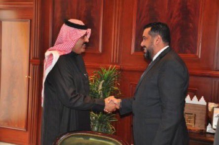 malarab1's tweet photo. قراءة في أوراق فارس حائل وقائد التحول

د. محمد العرب

بعد غياب دام خمس سنوات عن آخر زيارة لي إلى حائل، وجدت نفسي ضيفاً على ناديها الأدبي، حيث أخذني الدكتور نايف المهيلب، رئيس النادي، في جولة معرفة واستكشاف شملت المدينة ومراكزها القريبة وكانت تلك الجولة بمثابة فرصة للتأمل في تحولاتها، وحينها وجب أن أضع شهادتي للتاريخ. في قلب الجزيرة العربية، تتألق حائل كجوهرة تلمع بين جبالها، مدينة حملت عبق التاريخ، لكنها تنبض بروح الحداثة والنهضة في عهد أميرها عبد العزيز بن سعد بن عبد العزيز آل سعود.
هذا الأمير لم يكن قائداً عابراً يحمل أعباء الإمارة فحسب، بل فارسٌ ذو رؤية، قاد حائل بحكمة الأديب وحنكة القائد ليبدع في تحويل المدينة إلى مركز حضاري يضاهي كبرى المدن، مستنداً إلى إرث تاريخي عميق، ومتصالحاً مع تحديات الحاضر والمستقبل ، نهجه لم يكن مجرد تخطيط للمشاريع، بل كان صياغة لمستقبل يعكس تطلعات رؤية المملكة 2030، حيث استطاع أن يجسد نهضة متكاملة تمتد عبر مجالات البنية التحتية، والثقافة، والتعليم، والاقتصاد.
لقد خطت حائل خطوات جبارة في عهده، حيث أطلق مشاريع تنموية كبرى تعزز من جودة حياة السكان، ولم تقتصر إنجازاته على تحديث الطرقات أو إنشاء المرافق فحسب، بل أولى اهتماماً خاصاً بالإنسان، بوصفه العنصر الأهم في معادلة النهضة. دعم الأمير عبد العزيز للثقافة والتعليم كان واضحاً وجلياً ، حيث شهدت المدينة نهضة تعليمية ملحوظة، وازدهرت الأنشطة الثقافية والفنية، ليصبح للنادي الأدبي وللفعاليات الثقافية والرياضية حضور بارز، يشد الانتباه ويجذب الشباب للإبداع والمشاركة المجتمعية الفعالة.
الأمير عبد العزيز ليس مجرد أمير حاكم، بل هو شاعر وأديب أيضاً ، تتجلى بلاغته في كلماته التي تلامس القلوب قبل الآذان ، يتحدث كشاعر عاشق لحائل، وكقائد يحرص على نهضتها ، تلك الروح الأدبية التي تسكن فيه تُضفي على كلماته بُعداً آخر من الحكمة، فهو القادر على الجمع بين الحزم والعاطفة، بين صلابة القيادة ورقة الشعر ، وقد عكست قصائده حب الوطن والتزامه بقيمه، لتصبح مصدر إلهام لأبناء حائل، تشجعهم على مواجهة التحديات وتحقيق الإنجازات.
إن الحديث عن الأمير عبد العزيز بن سعد هو حديث عن قائد استطاع أن يمزج بين أصالة القيم وجسارة الطموح، ليقدم نموذجاً فريداً في القيادة والتنمية. بفضل رؤيته المتبصرة وحكمته، استطاعت حائل أن تتحول إلى وجهة حضارية متكاملة، تجمع بين جمال الطبيعة وروعة التخطيط، وبين عمق التاريخ وحداثة العصر. في كل زاوية من المدينة يمكن رؤية أثره، سواء في ملامح التطور العمراني أو في الفعاليات التي تحيي الروح الثقافية للمنطقة.
من خلال هذه الإنجازات، نجد أن حائل لم تعد فقط مدينة تاريخية تتغنى بالماضي، بل أصبحت عنواناً للحاضر والمستقبل، وشاهداً على قدرة الأمير عبد العزيز على تحويل الطموحات إلى واقع ملموس. إن حائل في عهده قصة نجاح ترويها معالم المدينة وأبناؤها...