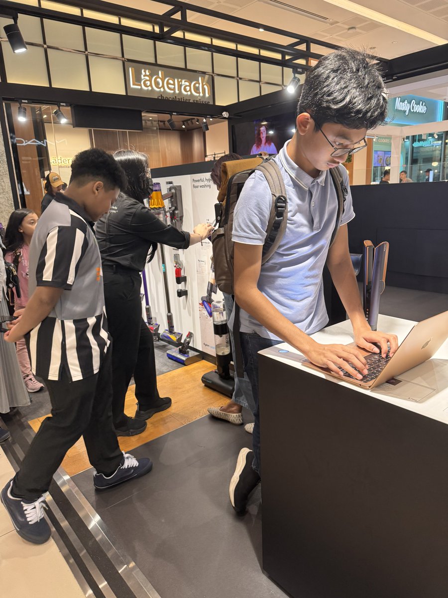ainunnajib's tweet image. #CodingEverywhere edisi booth Dyson