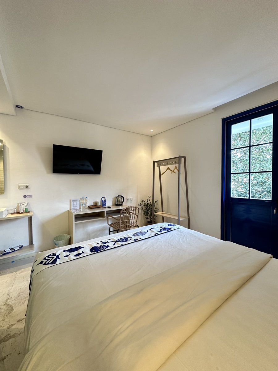 di Bandung tuh banyak hotel lucu yah, kemarin aku pas ke Bandung nginep disini tema kamarnya kaya santorini unik bgttttt<3

lokasinya di tengah kota dan masih tergolong hotel baru. cocok buat yang mau liburan ke Bandung buat kulineran atau explore daerah kota