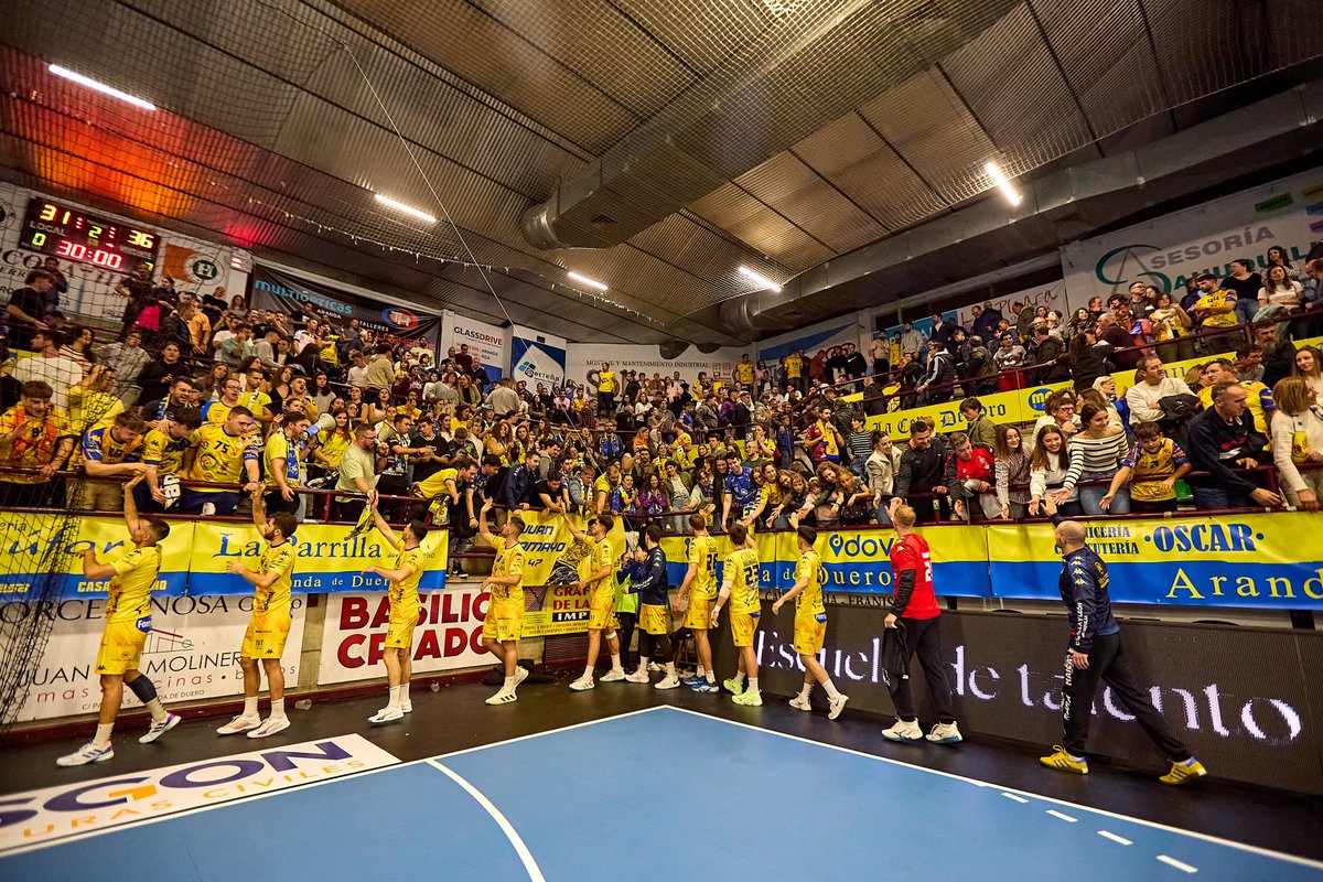 Gane o pierda <a href="/bmvillaaranda/">Club Balonmano Villa de Aranda</a>, ¡el Santiago Manguán es una fiesta!💛

🏠 El hogar del club arandino presume, jornada tras jornada, de ser 𝐓𝐄𝐑𝐑𝐈𝐓𝐎𝐑𝐈𝐎 𝐀𝐒𝐎𝐁𝐀𝐋🔥

Un lujo para el equipo local… ¡y para el visitante!🫶🏼

#️⃣ #EscuelaDeTalento 

📸 <a href="/soy_arcalle/">© arcalle</a>