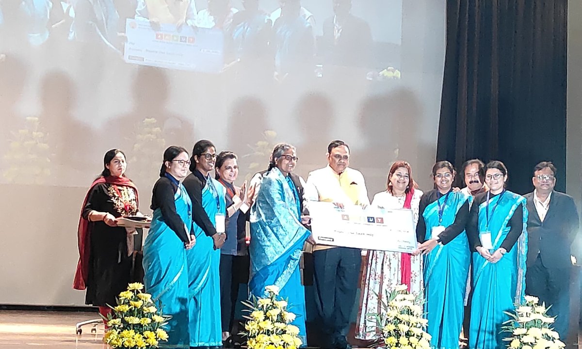 Team SAI’s Multi-Millet Muesli won the AICTE Millet Recipe Unleashing Talent (AMRUT) compettition. Congrats to Sai Dharshini, Alisha, Sparsh, &amp; Lohita for their innovative, nutritious creation!
More: sssihl.edu.in/dfns-team-sai-…
View (Courtesy <a href="/AICTE_INDIA/">AICTE</a>): bit.ly/3YEQLdl