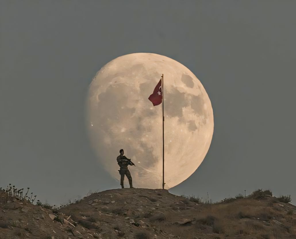 yazarkarakoc's tweet photo. Ellerin yurdunda çiçek açarken 
Bizim İl'e kar geliyor gardaşım. 
Bu hududu kimler çizmiş gönlüme? 
Dar geliyor, dar geliyor gardaşım.

#AbdurrahimKarakoç https://t.co/yqKszCxVN1