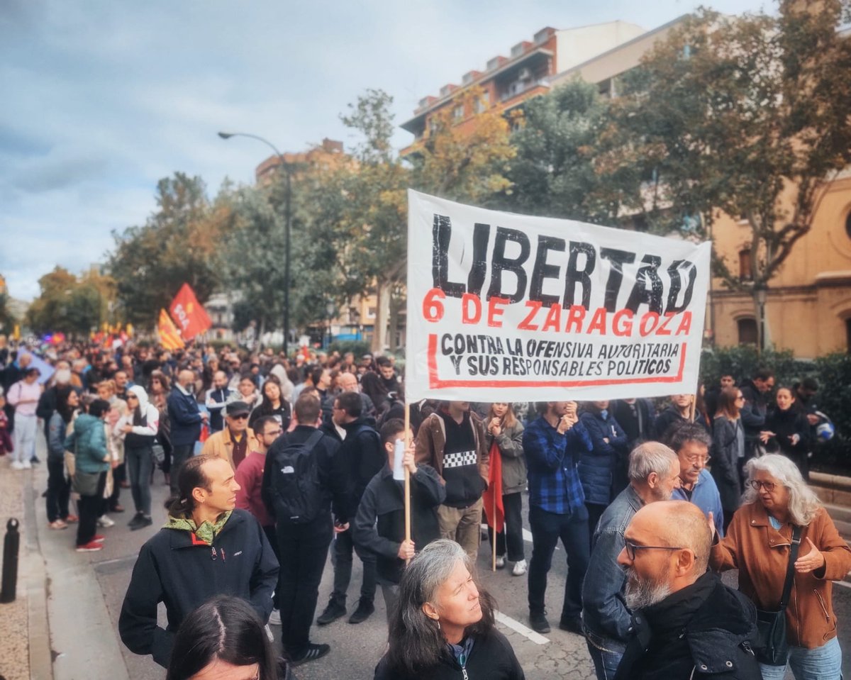 nazionobrera's tweet photo. Lo que no te enseña "El Parte" de @AragonNoticias_, contralado por @henneomedia, sobre la multitudinaria manifestación de @Libertad6Zgz.  

Nuestra militancia siempre presente defendiendo la causa de @Libertad6Zgz y @6delaSuiza

#SerAntifaNoEsUnDelito
#NoReblamos 
#VenteConSOA https://t.co/2ccvDixRJn