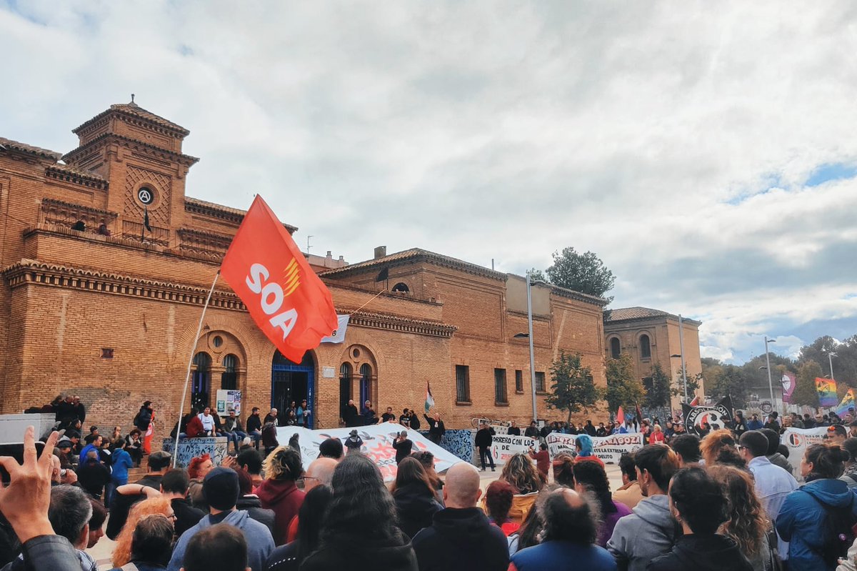 nazionobrera's tweet photo. Lo que no te enseña "El Parte" de @AragonNoticias_, contralado por @henneomedia, sobre la multitudinaria manifestación de @Libertad6Zgz.  

Nuestra militancia siempre presente defendiendo la causa de @Libertad6Zgz y @6delaSuiza

#SerAntifaNoEsUnDelito
#NoReblamos 
#VenteConSOA https://t.co/2ccvDixRJn