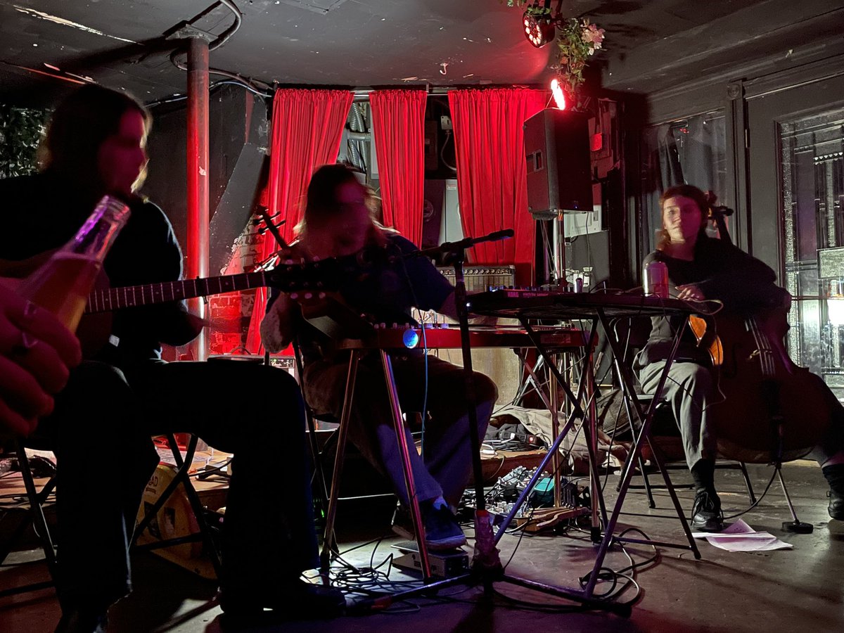 Insides__'s tweet image. Finally caught up with @more_eaze last night and it was a beautiful dream 💕
Please get this group to @BarbicanCentre THIS INSTANT!