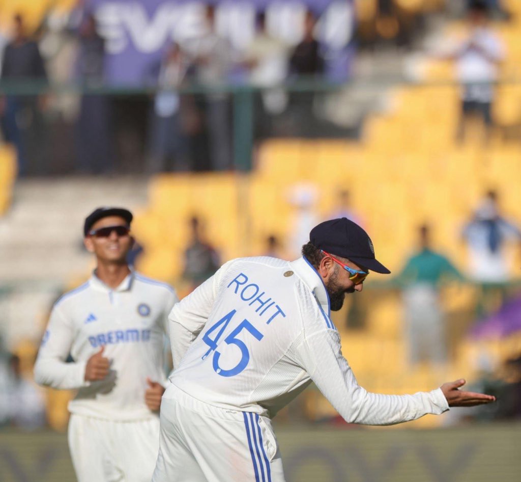 rushiii_12's tweet photo. I am following back every true Rohit and ICT fan who Like &amp; RT this tweet and comments with tag👇

"INDIA LOVE YOU ROHIT SHARMA" https://t.co/C7eAAFGf0d
