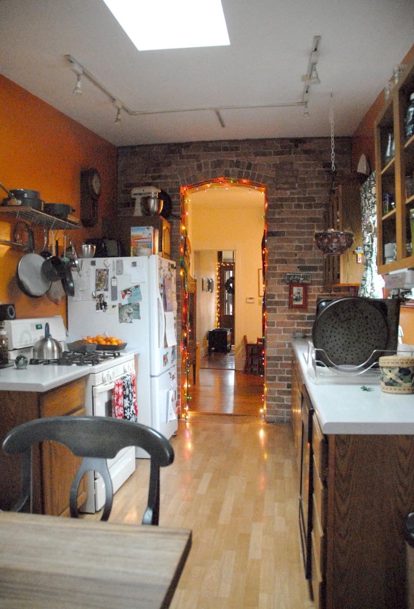 HouseTour60628's tweet photo. ✨🏠 In 2009, a homeowner welcomed visitors with her little elf by her side. 🌟🏡🚪🔴 Even little Jack’s bedroom is decked out with holiday lights, dreaming of Santa’s arrival! 🎅🌟 Tickets: https://t.co/NFPWWWzlDh #HistoricPullman #CandlelightTour #HolidaySpirit #SantaDreams https://t.co/rVTnmQeWDK