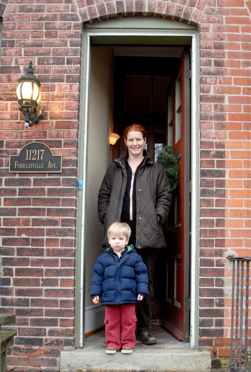 HouseTour60628's tweet photo. ✨🏠 In 2009, a homeowner welcomed visitors with her little elf by her side. 🌟🏡🚪🔴 Even little Jack’s bedroom is decked out with holiday lights, dreaming of Santa’s arrival! 🎅🌟 Tickets: https://t.co/NFPWWWzlDh #HistoricPullman #CandlelightTour #HolidaySpirit #SantaDreams https://t.co/rVTnmQeWDK