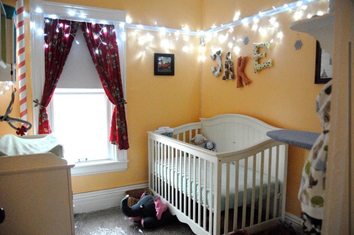 HouseTour60628's tweet photo. ✨🏠 In 2009, a homeowner welcomed visitors with her little elf by her side. 🌟🏡🚪🔴 Even little Jack’s bedroom is decked out with holiday lights, dreaming of Santa’s arrival! 🎅🌟 Tickets: https://t.co/NFPWWWzlDh #HistoricPullman #CandlelightTour #HolidaySpirit #SantaDreams https://t.co/rVTnmQeWDK
