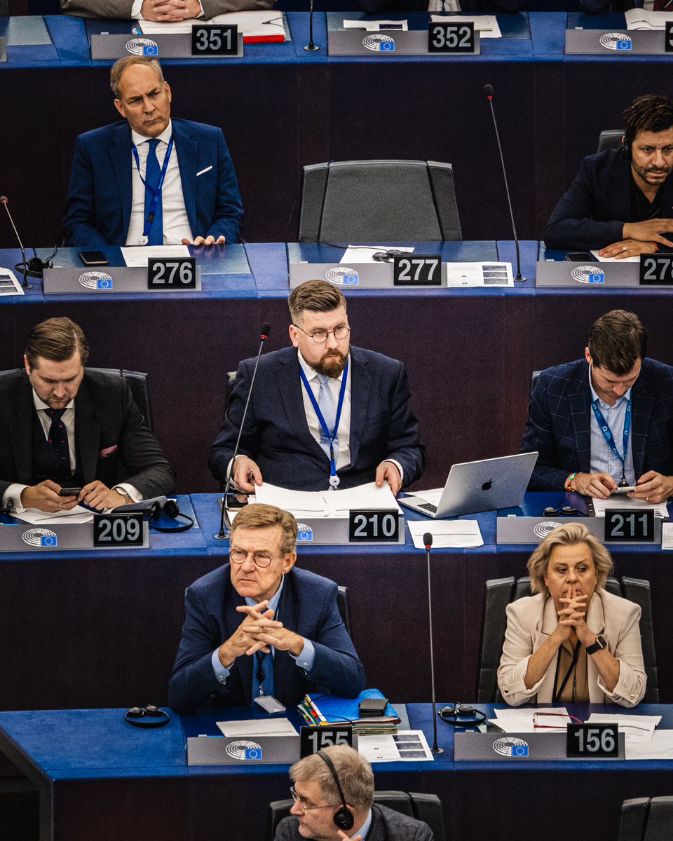 Ensi yönä saamme jälleen muistutuksen EU-byrokratian kankeudesta, kun siirrämme kelloja tunnin verran taaksepäin.

Kansalaiset ovat viestinsä jo sanoneet - kellojen siirtelystä pitää luopua.

Suomalaiset laittoivat kasaan tätä vaatineen kansalaisaloitteen, joka keräsi huimat yli