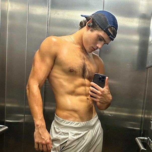 poptime's tweet photo. EITA! Nicolas Prattes revelou que NÃO usa cueca quando está em casa:

"Eu ando, em casa, só de moletom" 🫦 https://t.co/ifcECWe8l8