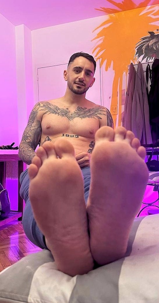 DomDesco's tweet photo. My feet make you weaker and stupider 😈
$end your cash to daddy now subs.

#cashmaster #findom #feetِ https://t.co/QBJcdTN9Gm