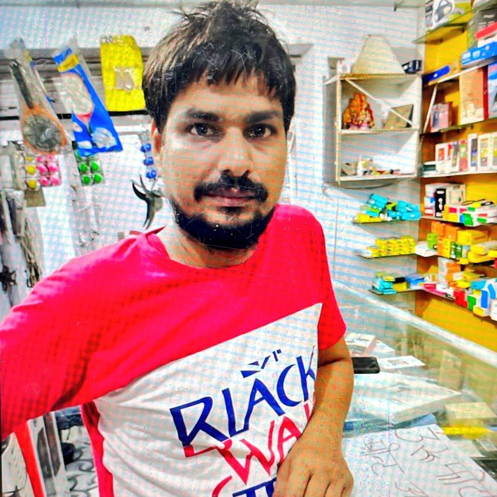 मोहित पांडेय को लखनऊ पुलिस अपने साथ लेकर गई । उसके बाद उन्हें हॉस्पिटल लेकर गई। अब इनकी मौत हो गई है। परिजन कई तरह के गंभीर आरोप लगा रहे हैं। उनके जवान बेटे की मौत हो गई है। 

निःशब्द हूँ। क्या बोलूं? क्या इन्हें न्याय मिल पाएगा?