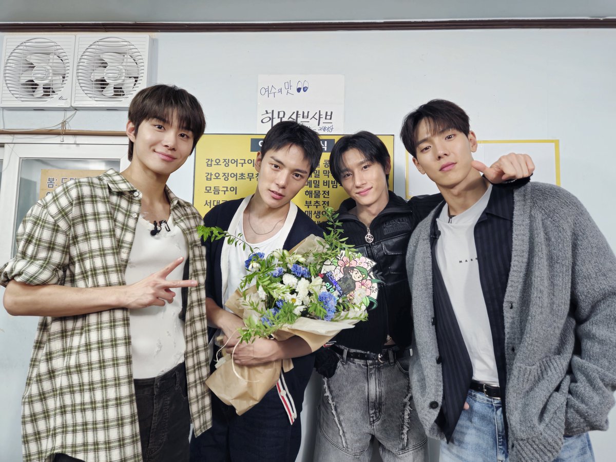 H_ONE_A's tweet photo. 241026 노포기

from. 
      @ NCTsmtown             @ OfficialMonstaX

#몬스타엑스 #MONSTAX
#노포기 #NOPOGY https://t.co/zhSgfjsEjm