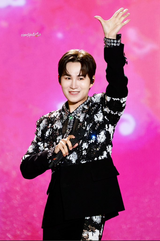 HeeDdahYoh's tweet photo. 어느 멋진 날 
       눈물 나는 날 
              눈부시도록 아름다워서 가슴 아픈 날 

어느 멋진 날 ….다시 만나자고 했던 그날이 
생각나는 밤 .. 선물처럼 그날이 다시 오겠지 

#김희재 #kimheejae #金熙栽 https://t.co/sfQRVBEV7Q