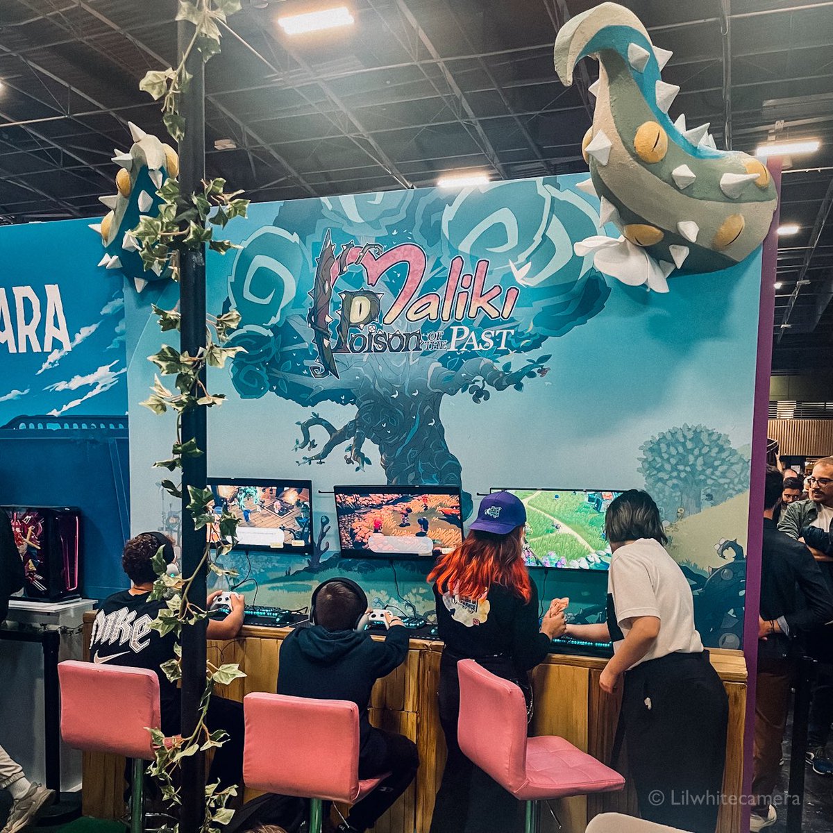 Lilwhitecamera's tweet image. Si vous êtes à la #ParisGamesWeek ce week-end il faut ABSOLUMENT aller tester le jeu @Maliki_officiel Poison of the Past !!♥️ Moi j'attends sagement ma version Switch pre commandée☺️
Je suis tellement fière de lui et d'assister à cette consécration 🥲