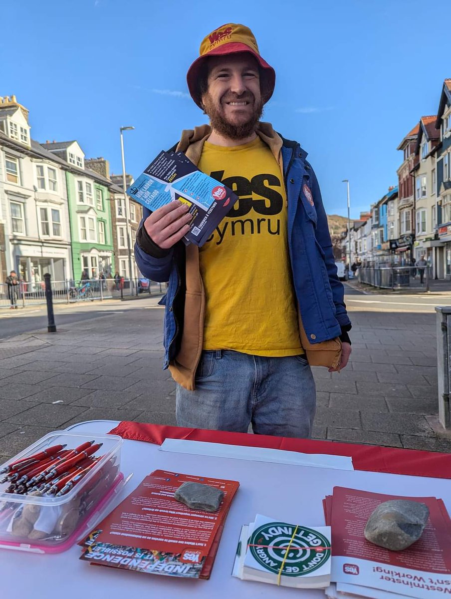 Stondin stryd llwyddiannus yn Aberystwyth heddiw. Sgyrsiau da gyda'r Cardis  ... a'r cŵn. 👍🐶  <a href="/AberYesCymru/">YesCymruAber</a> walking the walk - spreading the message of #indywales  to furry people and furry friends!