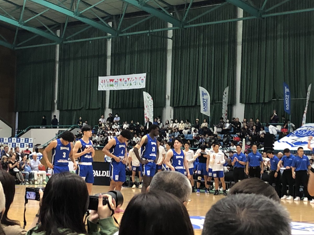 sandarunosuke's tweet image. 関東大学バスケットボールリーグ戦の東海大学ホームゲームを観てきました。
コートを所狭しと駆け回る選手の皆さん、ベンチと応援席の大きな声、今年も推しチームにたくさんの元気を分けてもらいました✨️
何度でもトライするゴールへの執念の強さに、私も手に汗握りました✊🏻´‐
 #TokaiSEAGULLS
