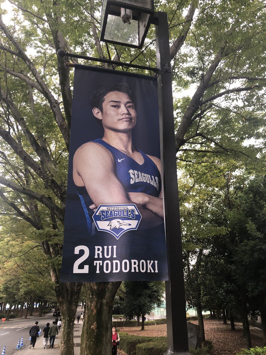 sandarunosuke's tweet image. 関東大学バスケットボールリーグ戦の東海大学ホームゲームを観てきました。
コートを所狭しと駆け回る選手の皆さん、ベンチと応援席の大きな声、今年も推しチームにたくさんの元気を分けてもらいました✨️
何度でもトライするゴールへの執念の強さに、私も手に汗握りました✊🏻´‐
 #TokaiSEAGULLS