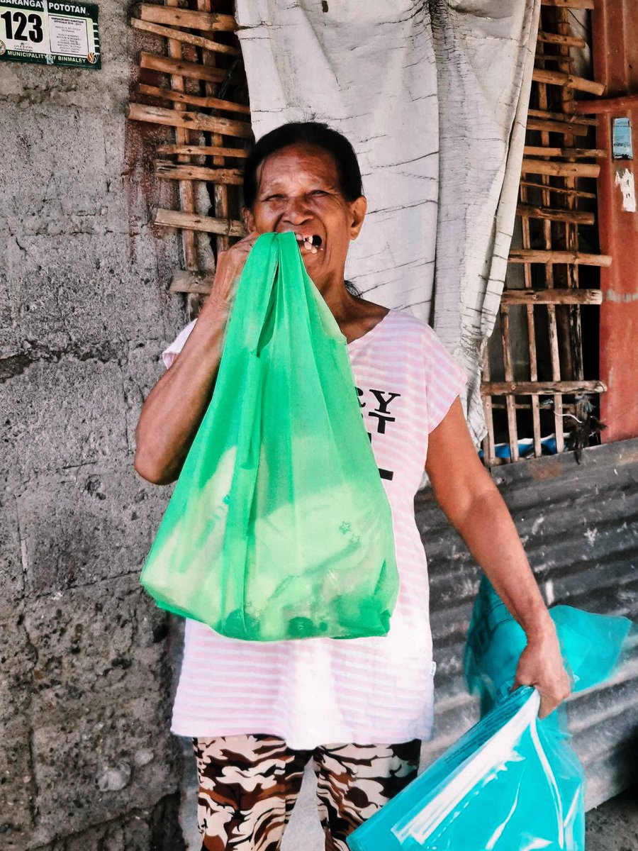 Sharing some snaps from #ProjectSagip’s relief distribution today in Binmaley, Pangasinan. Big thanks to everyone who sent in their support! Our nanay and tatay farmers are incredibly grateful. 🥺🙏