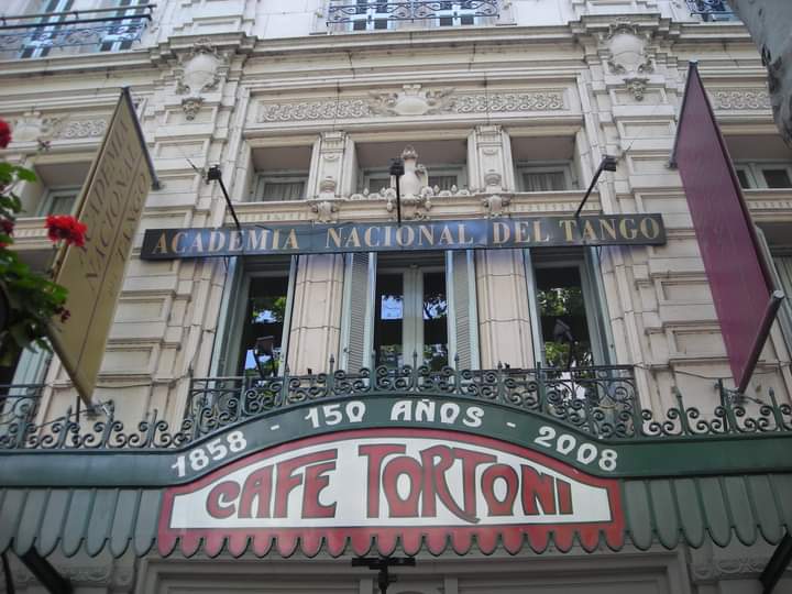 cultura_tango's tweet photo. 26 de octubre “Día de los Cafés de Buenos Aires” en conmemoración a la apertura, en 1894, de la entrada por Avenida de Mayo 825 del histórico Café Tortoni.
#CafeToroni #Tortoni
#DiaFeLosCafesDeBuenosAires #Cafe https://t.co/jfPl7bBt9R