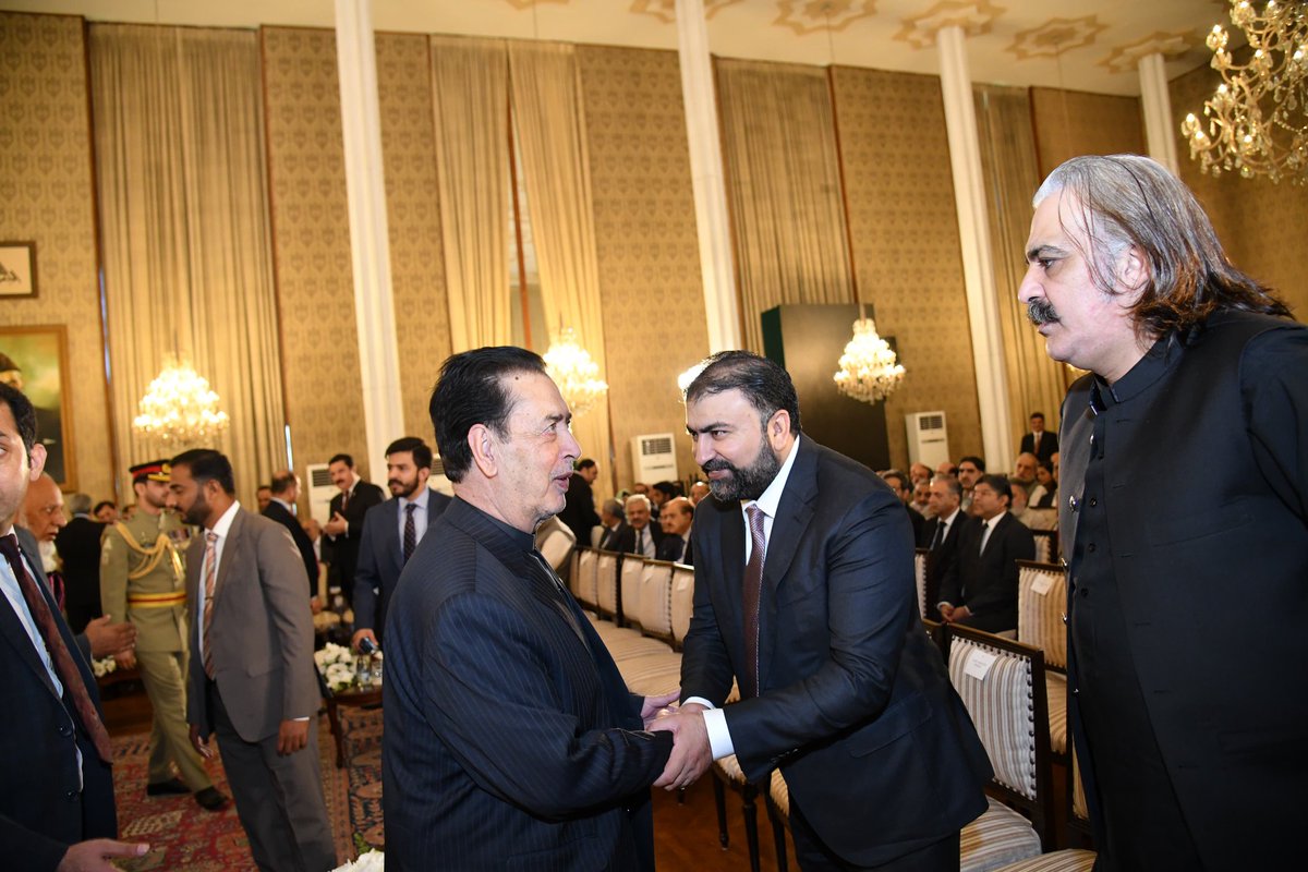 ArsalanHaider's tweet photo. گورنر گلگت بلتستان سید مہدی شاہ صاحب اور سید توقیر مہدی نے ایوان صدر میں ہونے والی چیف جسٹس آف پاکستان کی تقریب حلف برداری میں خصوصی شرکت کی۔۔
@S_MehdiShahPpp @DanishSadia 
@BBhuttoZardari https://t.co/QMfZKQ3SgD
