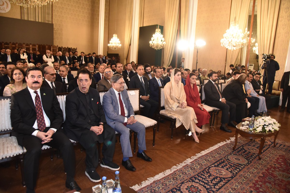 ArsalanHaider's tweet photo. گورنر گلگت بلتستان سید مہدی شاہ صاحب اور سید توقیر مہدی نے ایوان صدر میں ہونے والی چیف جسٹس آف پاکستان کی تقریب حلف برداری میں خصوصی شرکت کی۔۔
@S_MehdiShahPpp @DanishSadia 
@BBhuttoZardari https://t.co/QMfZKQ3SgD