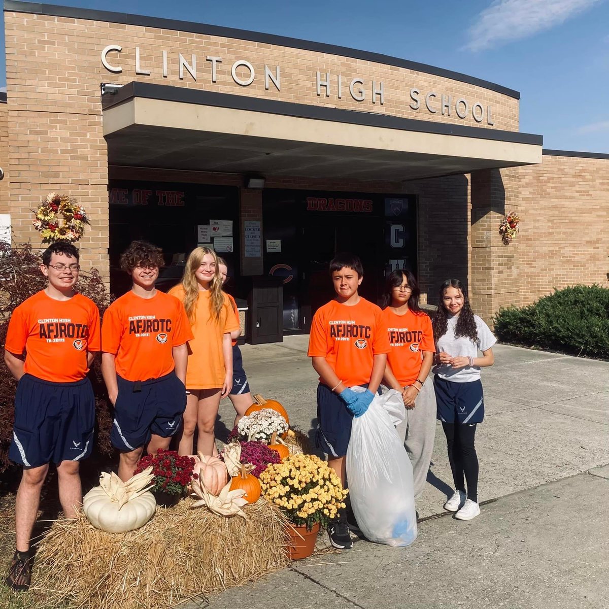 Simpleton4Life's tweet image. The Dragon Air Force JROTC is taking pride in our campus. Each block is joining in a campus cleanup walk around Clinton High School today!