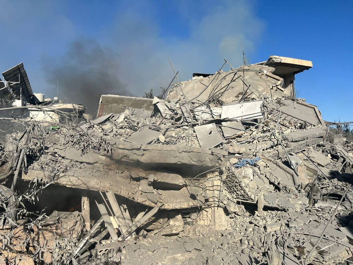 alestiklalen's tweet image. Israeli occupation aircraft bombarded a residential building in the town of #Kfar Rumman in southern #Lebanon, flattening the entire building.