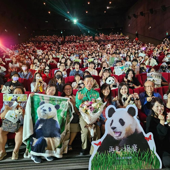 FuBao_ETH's tweet photo. @moneylord @giba_machado @VitalikButerin Celebrity Korean Panda that was moved to China. As famous as Moodeng in Asia

They even made a movie for the Panda that went viral in Asia

https://t.co/wSbIqaVE9C https://t.co/N2CdRw5RfB