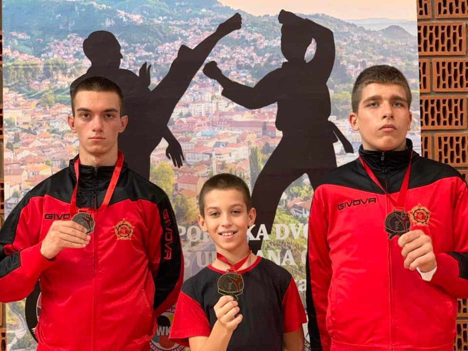 PjevaTz's tweet photo. Danas je u Sarajevu održan 4.Master Sarajevo Kup na kojem je učešće uzelo nešto više od 450 takmičara.

Naši takmičari su ostvarili zapažene rezultate i osvojili jednu srebrenu i dvije bronzane medalje.

Djeca su vojska najjača! #samoSloboda❤️🖤 https://t.co/l7tjPfP1s0