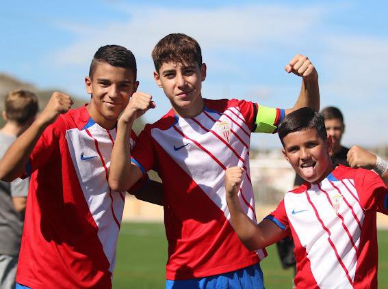 AlgecirasCF's tweet image. 🔴⚪️ 𝐍𝐮𝐞𝐬𝐭𝐫𝐚 𝐜𝐚𝐧𝐭𝐞𝐫𝐚 𝐞𝐬𝐭𝐞 𝐟𝐢𝐧 𝐝𝐞 𝐬𝐞𝐦𝐚𝐧𝐚.

➡️Empezamos la jornada con nuestro Cadete A contra el Malaga CF

📸En la imagen nuestra perla del infantil, nuestro capi Salva Cabrera en el encuentro contra el Sevilla CF 🙌🏻

#FormandoEstrellas #CanteraACF