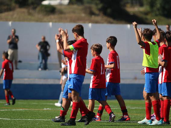 AlgecirasCF's tweet image. 🔴⚪️ 𝐍𝐮𝐞𝐬𝐭𝐫𝐚 𝐜𝐚𝐧𝐭𝐞𝐫𝐚 𝐞𝐬𝐭𝐞 𝐟𝐢𝐧 𝐝𝐞 𝐬𝐞𝐦𝐚𝐧𝐚.

➡️Empezamos la jornada con nuestro Cadete A contra el Malaga CF

📸En la imagen nuestra perla del infantil, nuestro capi Salva Cabrera en el encuentro contra el Sevilla CF 🙌🏻

#FormandoEstrellas #CanteraACF