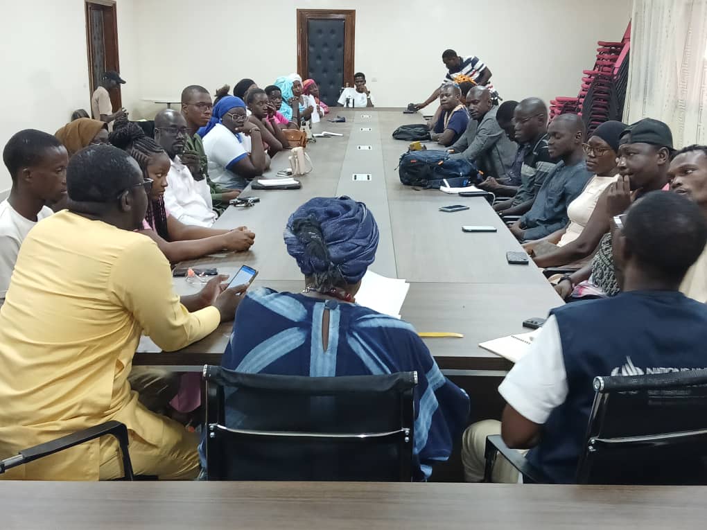 csdhofficiel's tweet photo. La Présidente de la CNDHS, @SowSidibeAmsa, nommée Ambassadrice par les jeunes de Mbour luttant contre l’émigration irrégulière ! Elle s'engage à joindre leurs recommandations à celles de la mission conjointe #CNDHS-PROMIS pour les transmettre aux autorités. #Emigration #HCDH. https://t.co/nDxa3yobHP