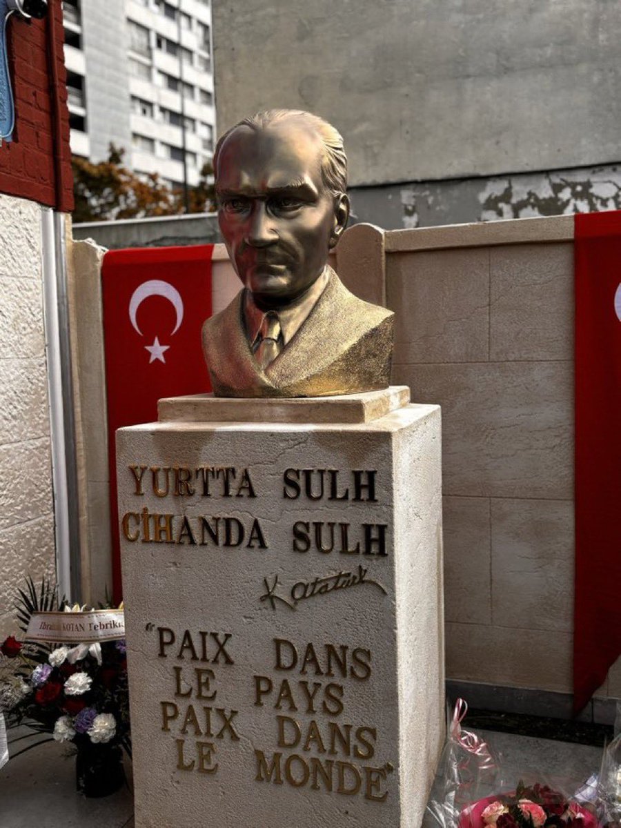 Paris Trabzonlular Derneği, Fransa'daki ilk Mustafa Kemal Atatürk büstünü dikti.