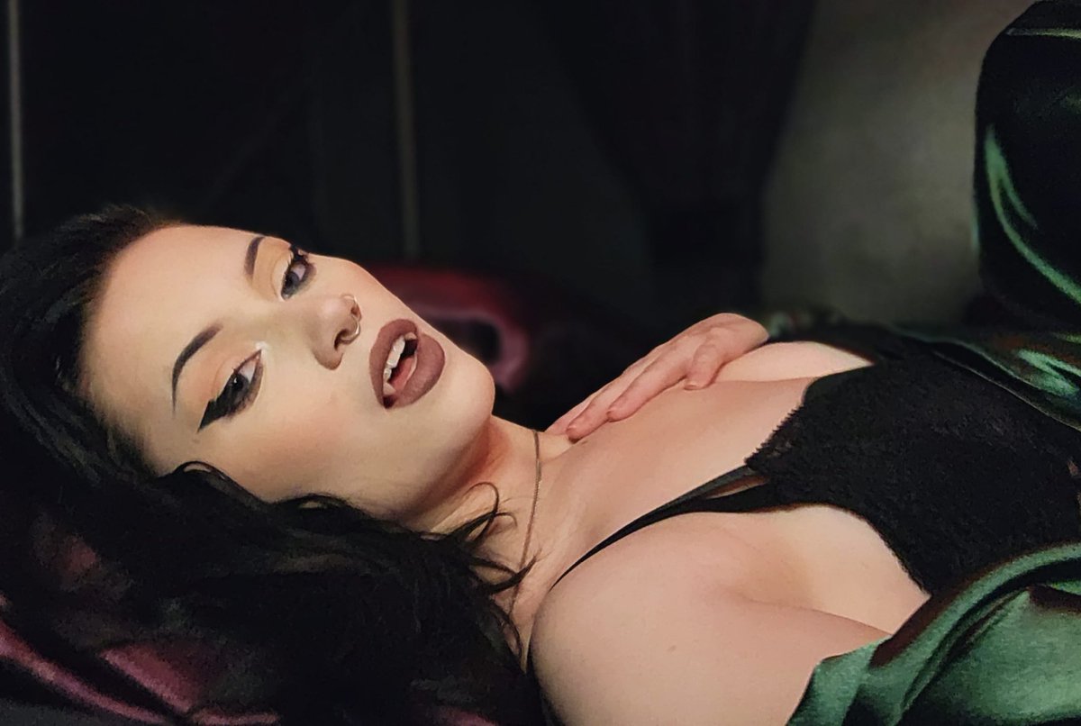 vampxgoddess's tweet photo. I need someone fresh to sink my teeth into https://t.co/jz7naSLuYg