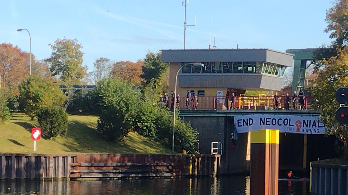 15:15 Eine Hundertschaft ist bei der Blockade auf der Brücke angekommen. Der Wesel-Datteln-Kanal ist noch immer dicht.
#StillBurning.