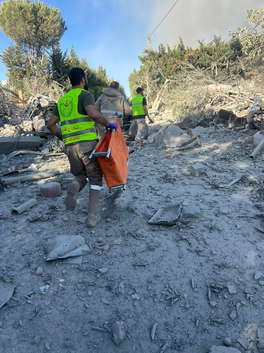 alestiklalen's tweet image. Israeli occupation aircraft bombarded a residential building in the town of #Kfar Rumman in southern #Lebanon, flattening the entire building.