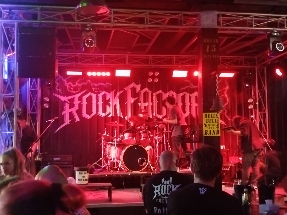 basskid84's tweet photo. 今日はコレ。
遠い国から来てる連中も30分ずつとはエラい律儀なイベントやな。
いや、ココで30分は限界やったわ、空調問題エグい、ヘロヘロになったのを思い出した。
#underground #metal #Thailand #Pattaya #RockFactory https://t.co/B5YiYzPuHq