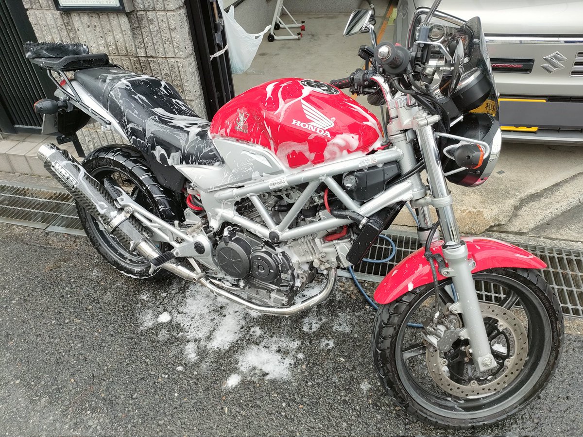 ino_VTR250_GROM's tweet photo. マフラー磨き疲れてたけど、#STAINMagic 使用後はしっかりと洗い流して拭き取ろうと説明書に書いてあったので…
………😰😰😰
え〜〜いっ！
洗車しちゃるっ💨💨💨
自賠責のステッカーも新しく貼り替えた😁👍
明日はワックスで仕上げか…💦
あ〜疲れた😵
#VTR250 https://t.co/PvYLIsNrE3