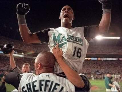 HablaDeportes's tweet photo. ⚾️ Un día como hoy, pero de 1997, Édgar Rentería, en la décima primera entrada, da el ‘Hit de Oro’ a Charles Nagy y le permite a los Marlins superar 3-2 a los Indios de Cleveland para quedarse con su primera Serie Mundial.

👏🏼 ¡Momento histórico para el deporte colombiano! https://t.co/60spJMRM3J