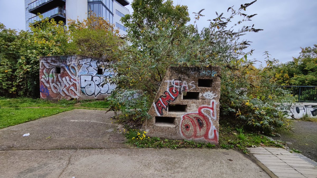 Up in that there London Town and a short stroll from the ABBA Arena are these SWW concrete rail blocks and pillbox defences on the west bank of the River Lea @ckolonko