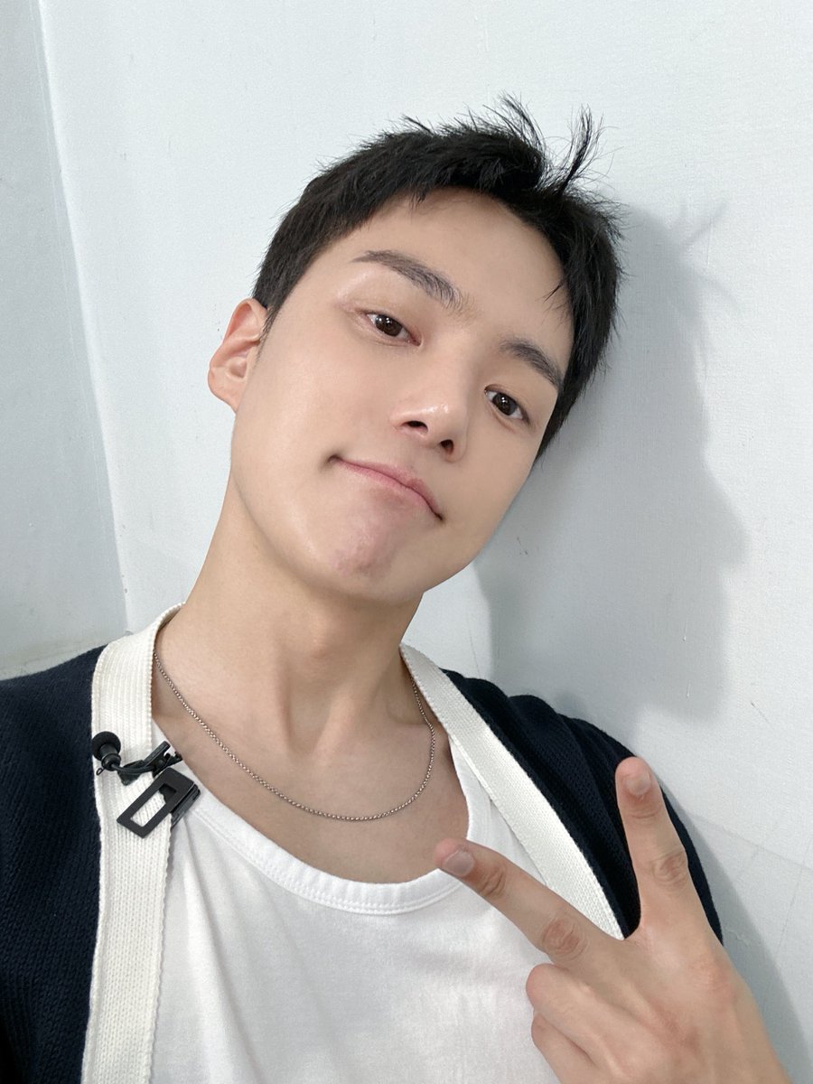 노포기가서 진짜 많이먹고왔어요ㅋㅋㅋㅋ다같이밥먹는느낌나서 너무좋았슴당 다같이봐요오 #민혁