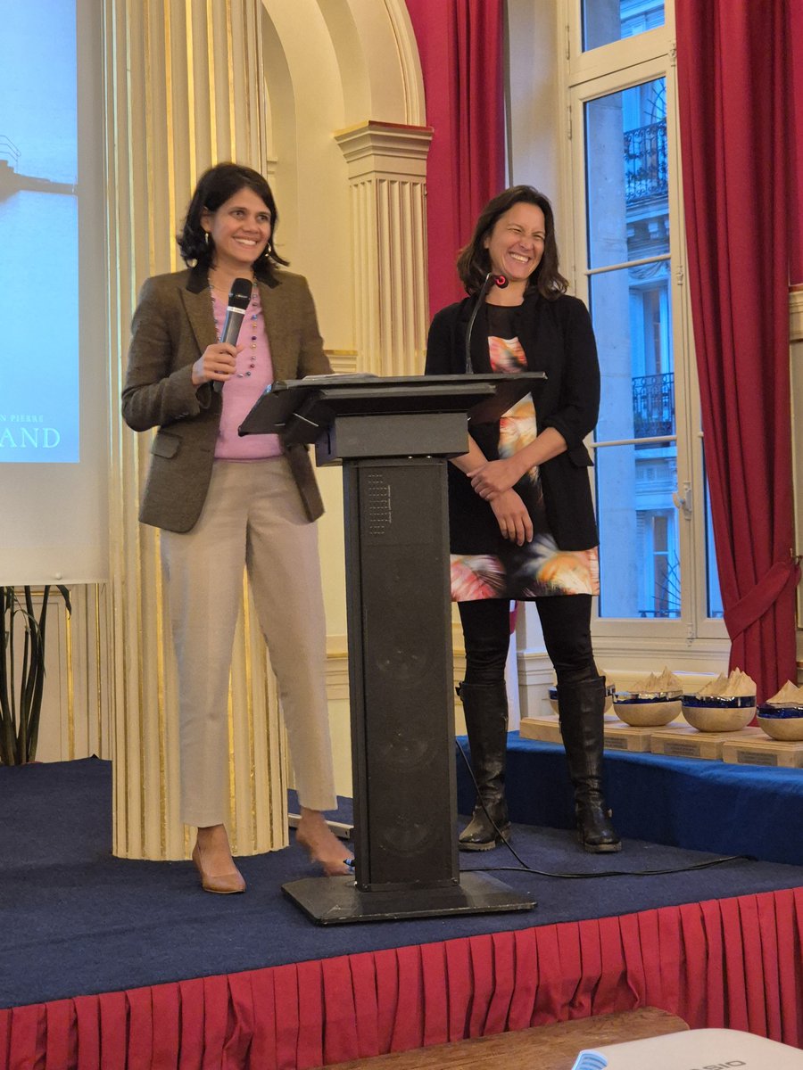samiabadat's tweet photo. L'#art au service de la prise de #conscience de l'urgence #climatique. Avec @mairiedu16 @Jeremy_Redler et Bérengère Grée nous sommes fiers d'avoir accueilli la 1ère édition du prix #Climart de la Fondation #Andurand qui récompense les artistes engagés au service de la défense de l'#environnement. 
#Écologie #Climat #Art #PrisedeConscience #Collectivites #Paris16