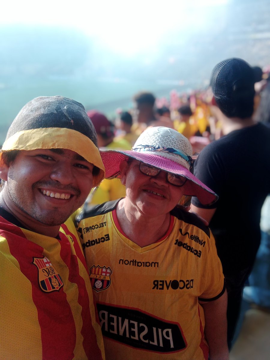 HugoEHM96's tweet photo. #BarcelonaSomosTodos más partidos en compañía de mi mami 💛❤️ #MásMamá 🙌🏻 https://t.co/x442ENEOxd