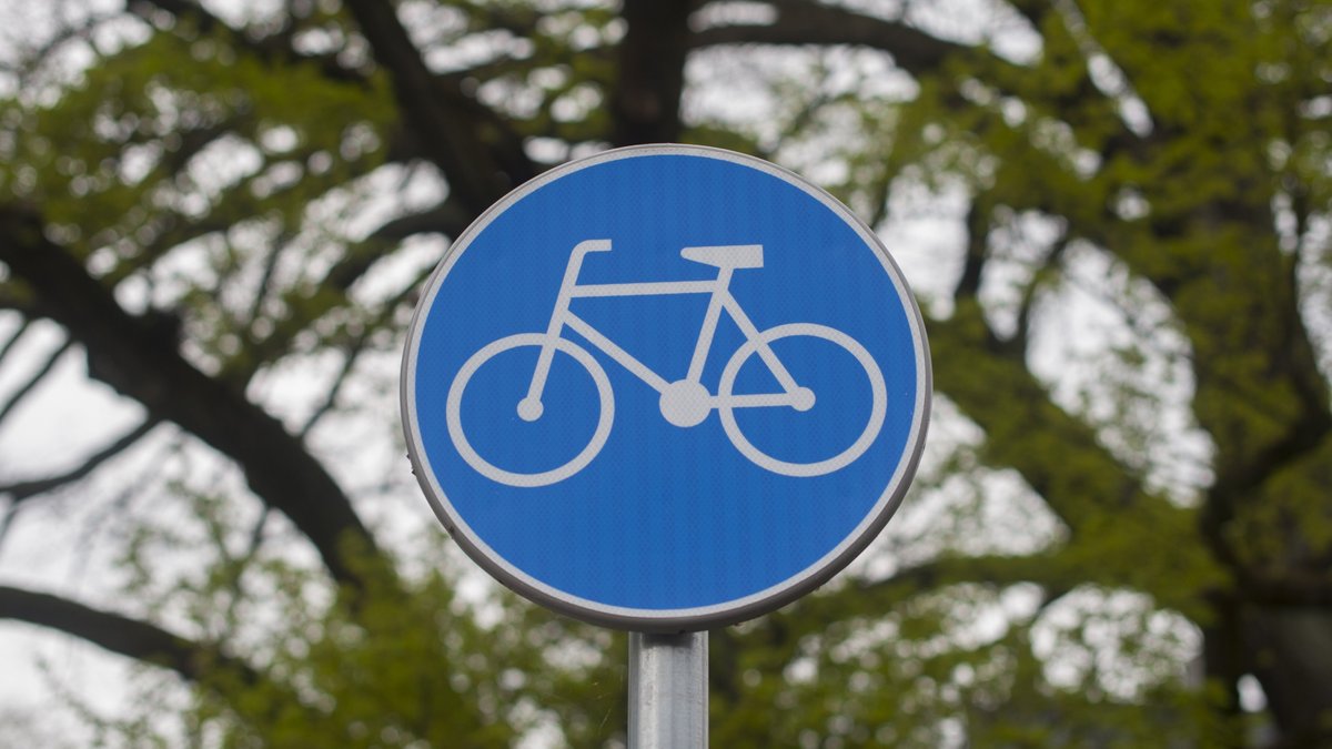 TRIERERUMSCHAU's tweet image. Der #Pendler-#Rad-Weg von #Konz über #Trier nach #Schweich wird in Konz Veränderungen in der Straßenführung zur Folge haben. Für #Berufspendler entsteht eine Alternative zur #Bahn und zum #Auto: trierer-umschau.de/2024-10-26b/ - Foto: Andrzej Rembowski - Pixabay