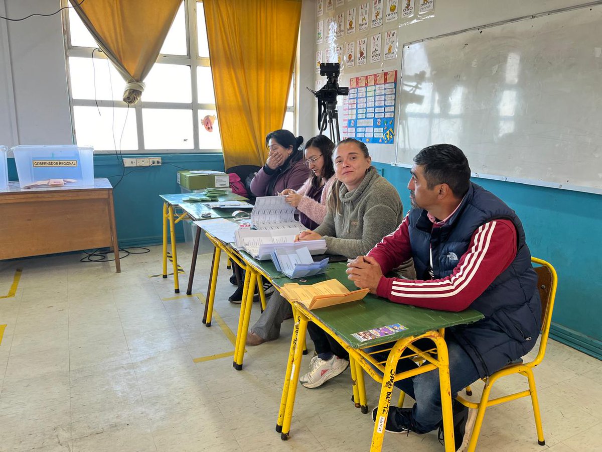 CEspinozaQ's tweet photo. Mesa 7 Escuela Félix Eyheramendi de Los Álamos, lugar de votación del ex subsecretario de Interior, Manuel Monsalve. Aún no aparece, hay medidas especiales de seguridad en caso que lo haga. @Cooperativa https://t.co/AkvLKLeMRP