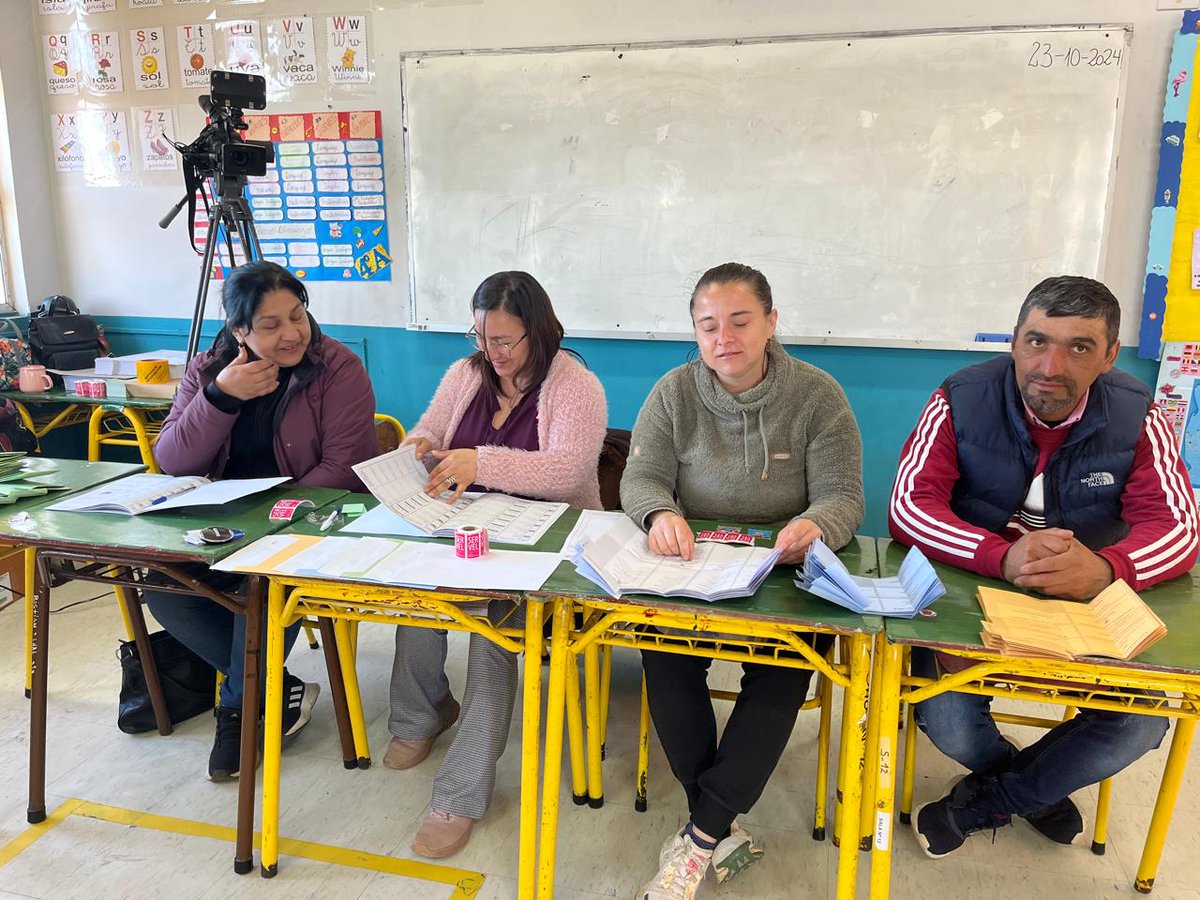 CEspinozaQ's tweet photo. Mesa 7 Escuela Félix Eyheramendi de Los Álamos, lugar de votación del ex subsecretario de Interior, Manuel Monsalve. Aún no aparece, hay medidas especiales de seguridad en caso que lo haga. @Cooperativa https://t.co/AkvLKLeMRP