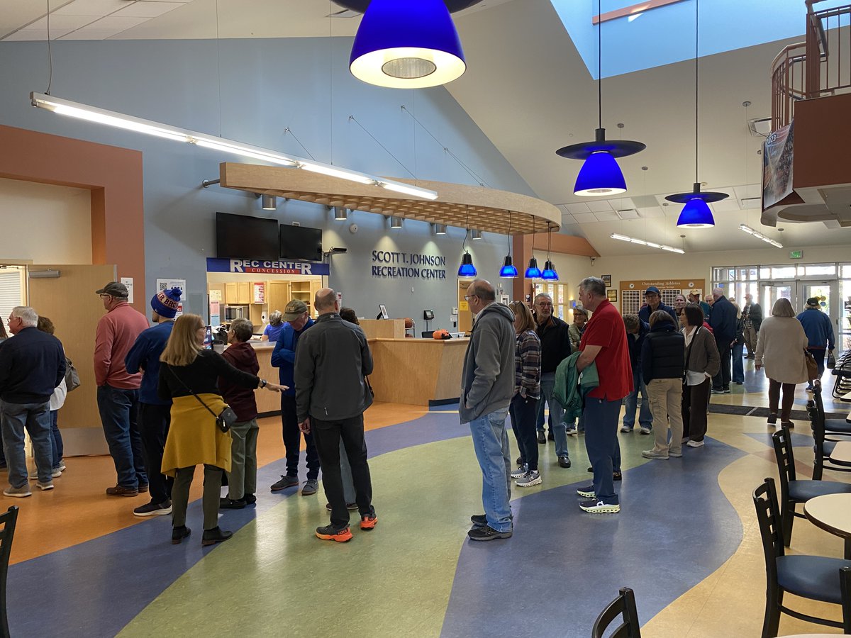 EdBurkeToga's tweet image. Long lines already just ten minutes after early voting began Saturday morning at the Saratoga Springs Rec Center on Vanderbilt Ave.